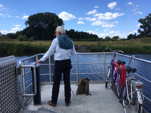 Henk en de tandem op de pont